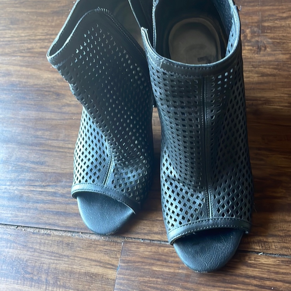 Bootie sandals by guess size 6.5 zip up sides
